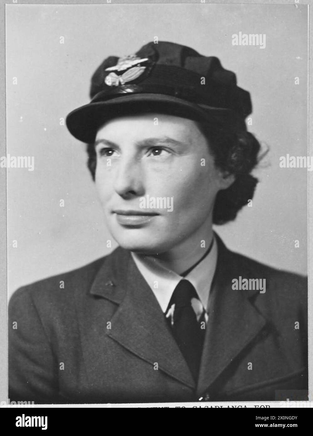 Négatif photographique des officiers de la WAAF J.I. Burroughs et B.I. Gough travaillant sur des navires H.M. au large de Casablanca pendant la conférence Churchill-Roosevelt de 1943, traitant les signaux, dactylographiant et dupliquant des documents. Banque D'Images