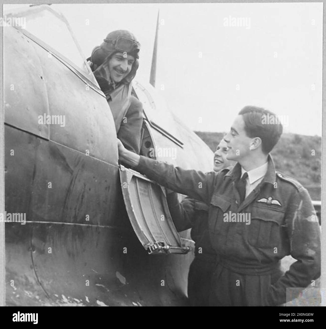 Un pilote français libre est attaché à un escadron de chasse de la Royal Air Force, servant pendant la seconde Guerre mondiale la photographie est conservée comme négatif photographique. Banque D'Images