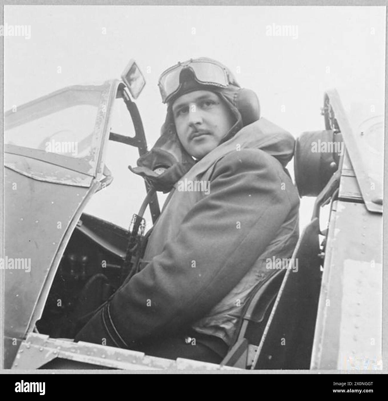 Le pilote français libre, le capitaine « Moses » Morlaix, attaché à un escadron de chasse de la RAF, détruit 14 chasseurs allemands ennemis et en endommage deux autres sur leur aérodrome en France occupée. Il reçoit une Distinguished Flying Cross et neuf palmiers à sa Croix de Guerre. Banque D'Images