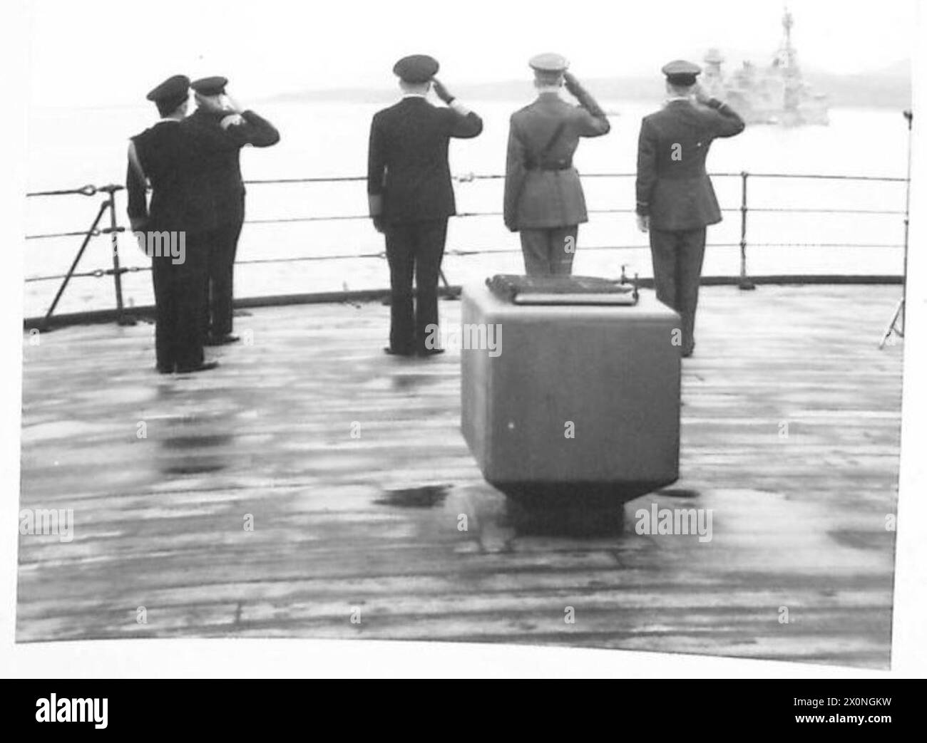 Photographie montrant le premier ministre saluant alors que le H.M.S. Prince of Wales passe devant des cuirassés américains lors d'une réunion navale. Négatif photographique de l'armée britannique. Banque D'Images