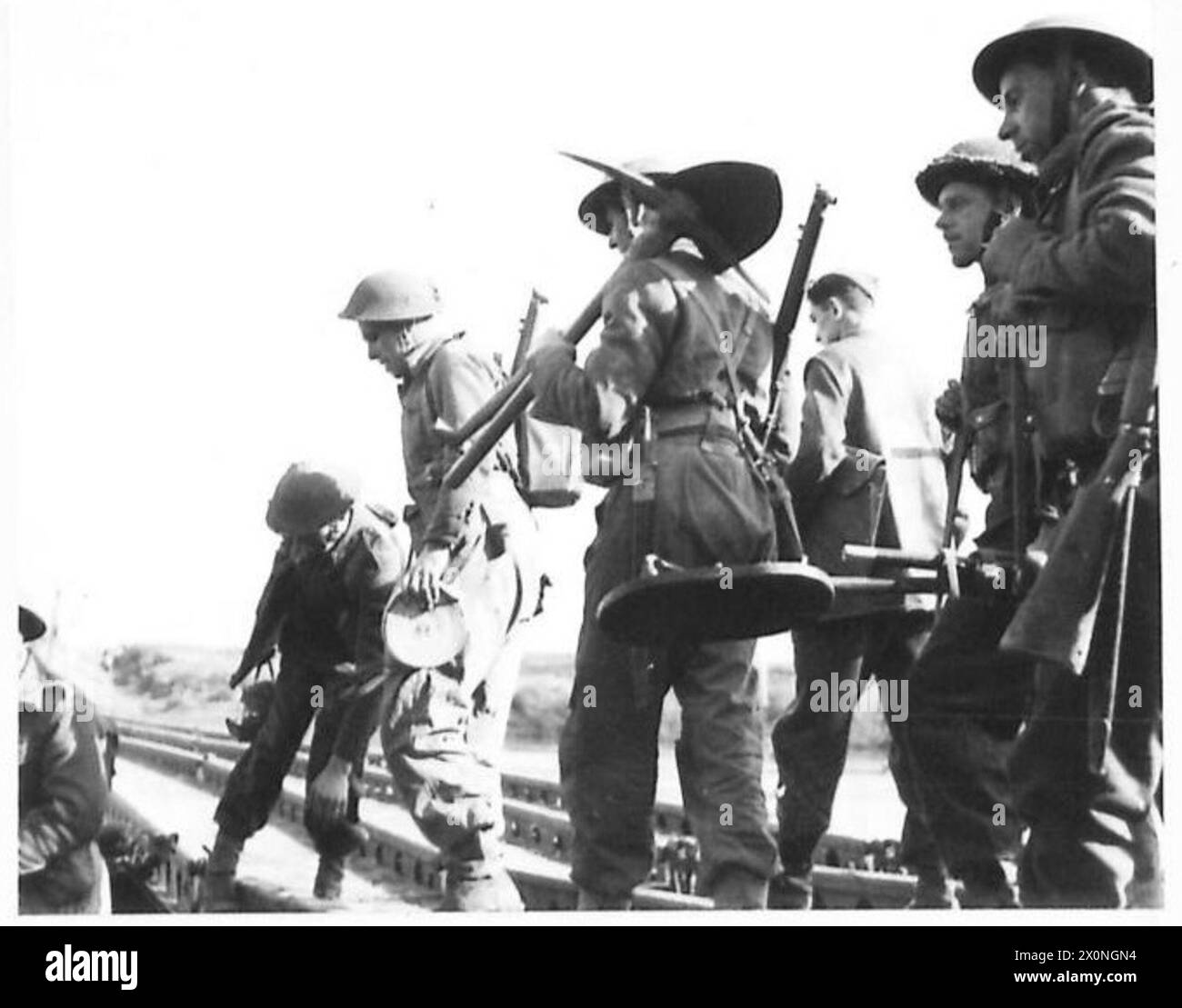 ITALIE : CINQUIÈME armissement de LA RIVIÈRE GARIGLIANO - les ingénieurs royaux embarquent pour la rive opposée de la rivière pour réparer un pont flottant endommagé par le feu ennemi. Négatif photographique, Armée britannique Banque D'Images
