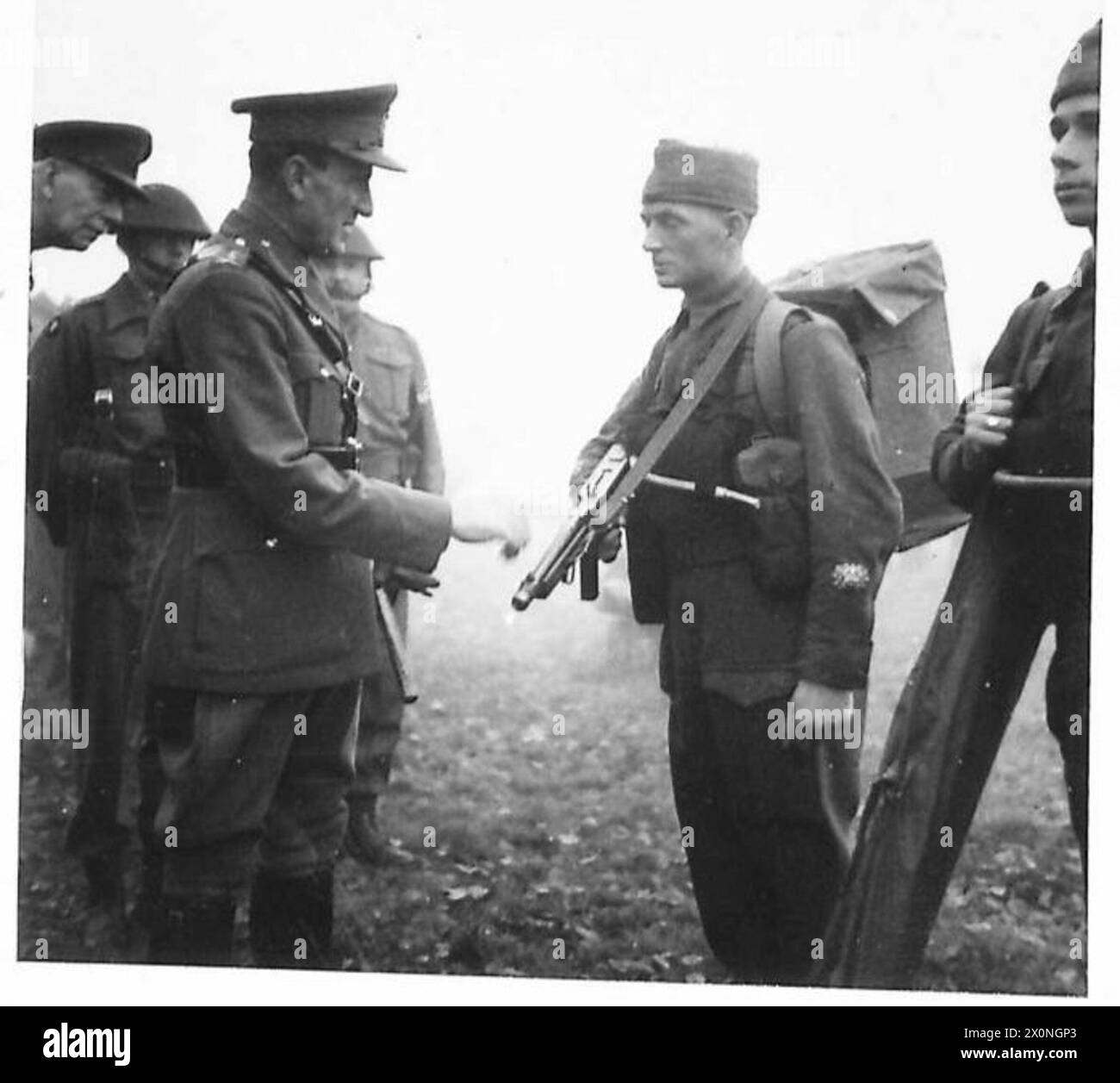 Le commandant en chef inspecte les hommes du régiment de liaison lors d'un défilé et pose des questions sur le canon Tommy. Banque D'Images