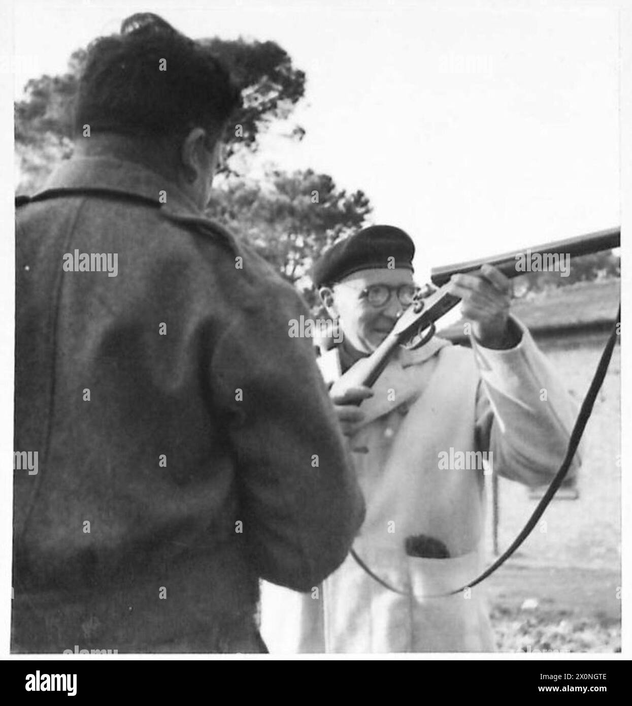 Le major Popski inspecte un fusil de chasse utilisé par un partisan alors qu'il commandait des troupes régulières dans le secteur. Banque D'Images