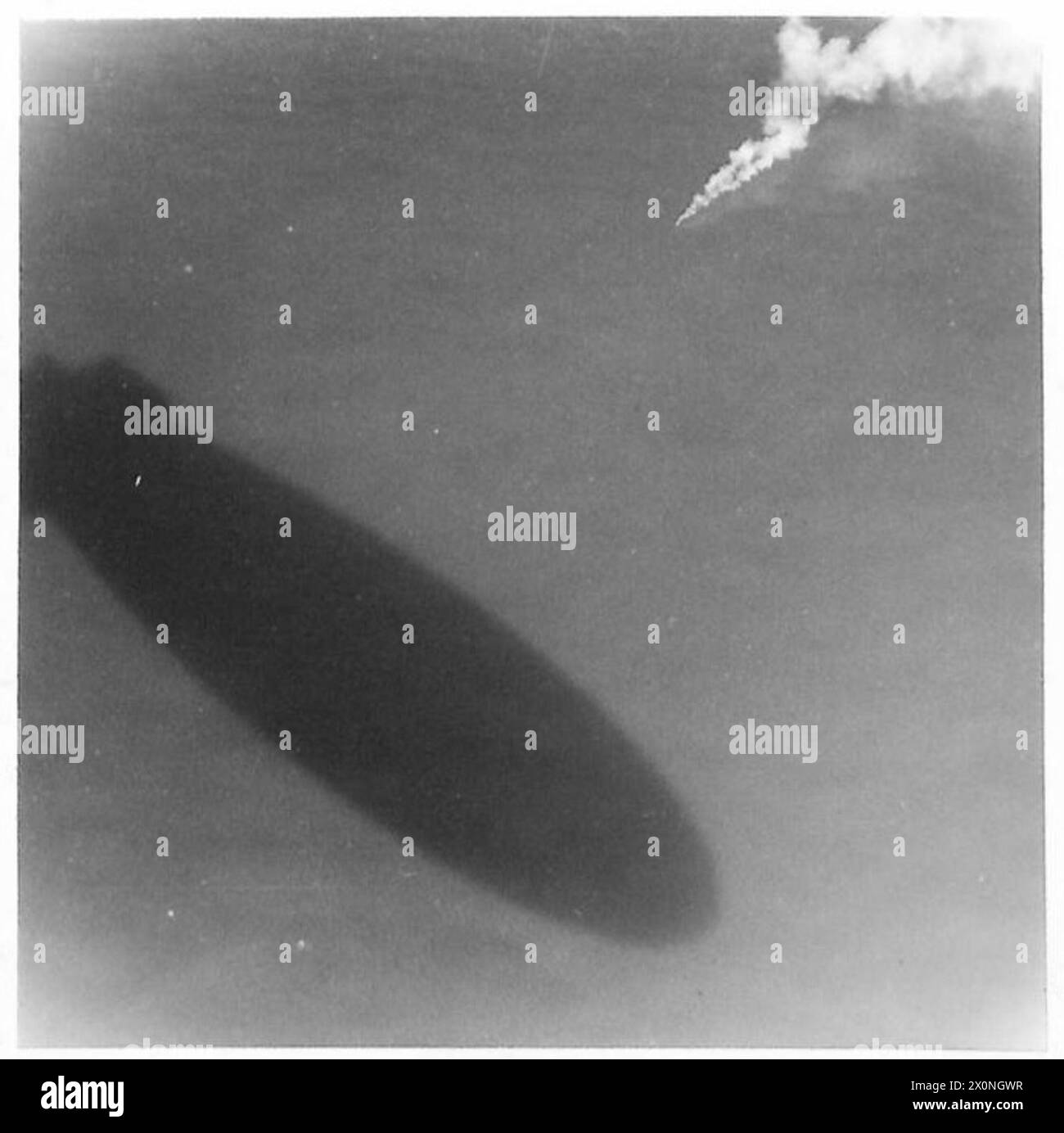 Un blimp américain fournit un soutien aérien aux dragueurs de mines près de Venise, avec des fusées éclairantes visibles d'en haut. Banque D'Images