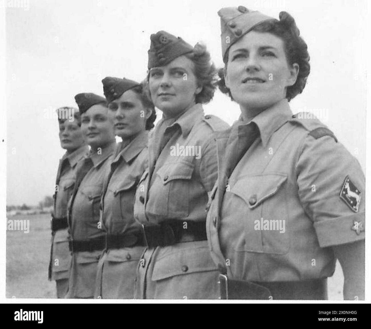 Les conducteurs de l'armée britannique sont montrés dans leurs vêtements de travail alors qu'ils servent en Afrique du Nord et au moyen-Orient entre 1940 et 1947. Banque D'Images