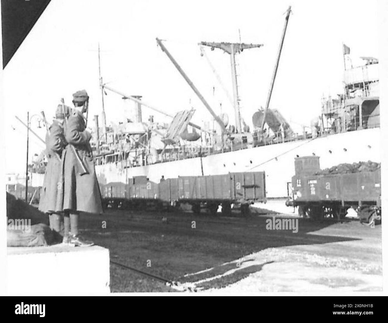A collier décharge du charbon dans le port de Tarente pour être utilisé sur les chemins de fer italiens à la demande du ministère de l'information. Négatif photographique, armée britannique. Banque D'Images