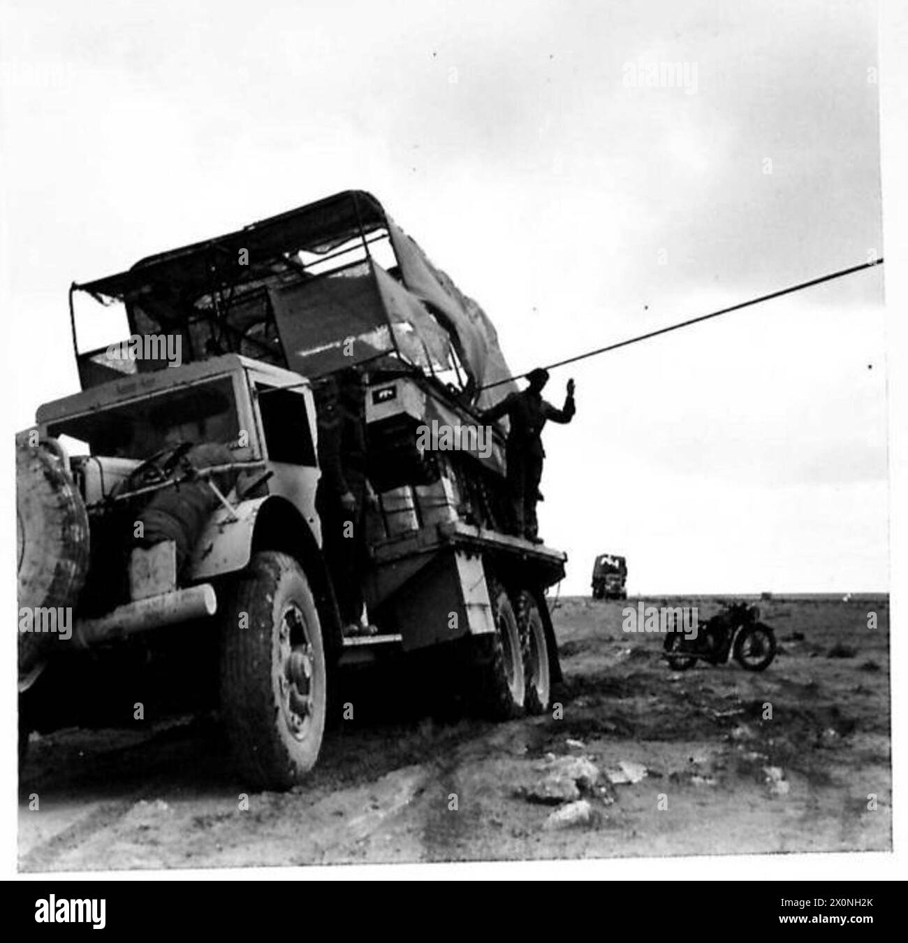 SAUVETAGE D'Un TRANSPORTEUR DE CHARS EMBOURBÉS - la méthode suivante était de tirer à nouveau latéralement pour enlever une partie du poids des roues embossées pendant qu'elles étaient soulevées. Négatif photographique, Armée britannique Banque D'Images