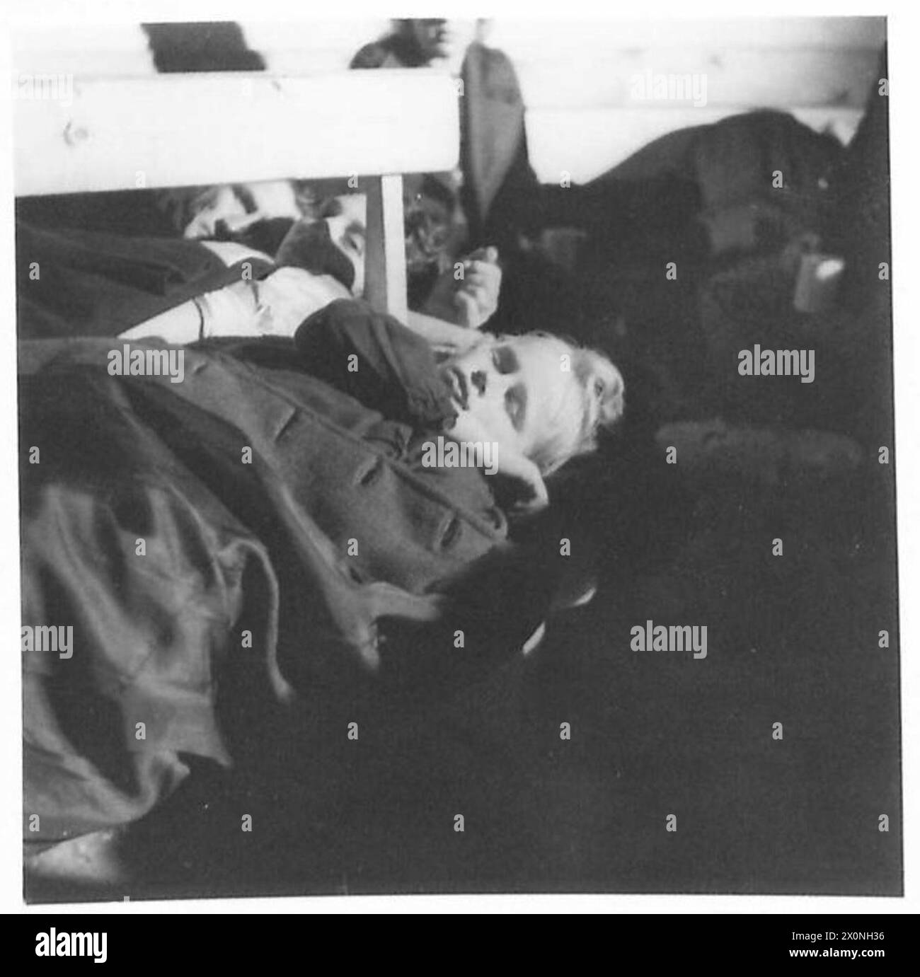 LA VIE DANS LES ABRIS AÉRIENS DE HAMBOURG - diverses photos prises la nuit, des habitants de Hambourg qui occupent les abris aériens. Négatif photographique , Armée britannique du Rhin Banque D'Images