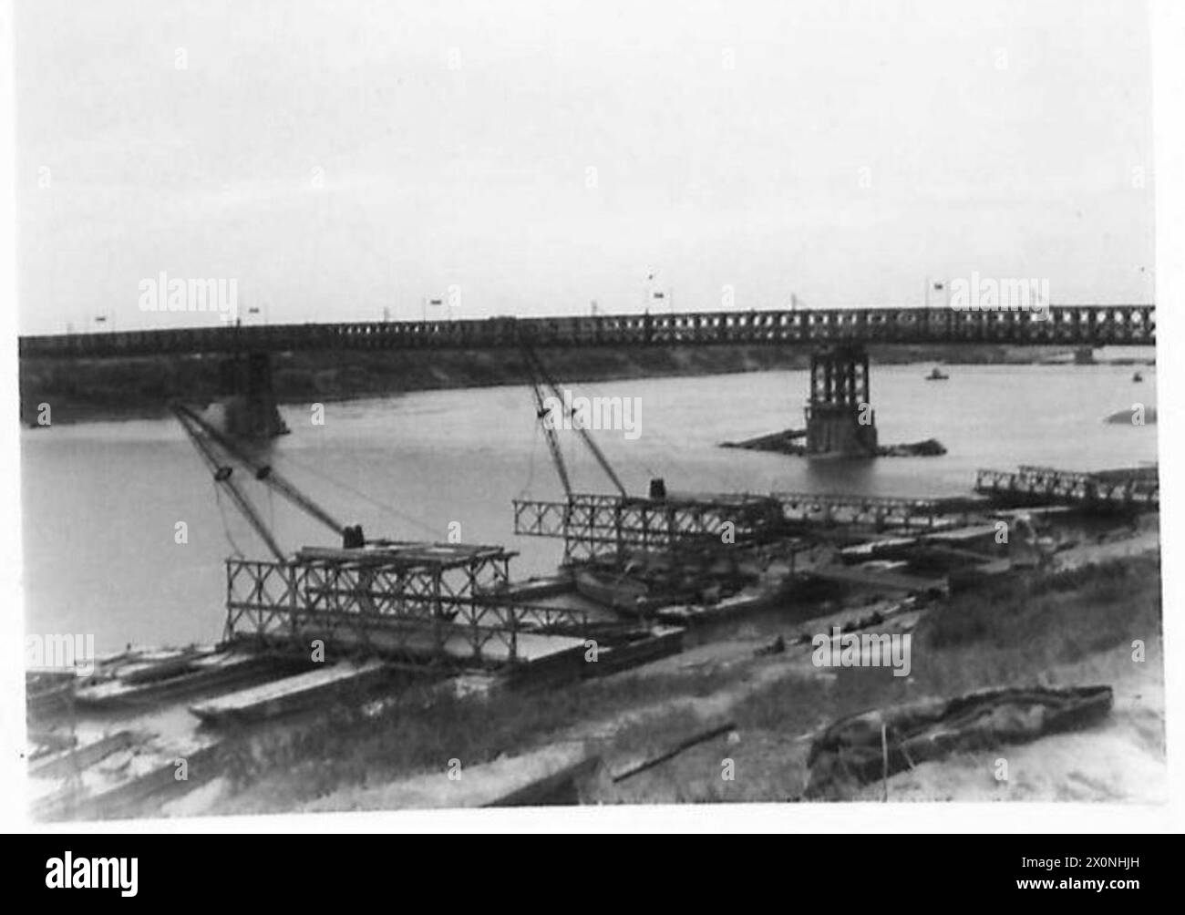 Springbok Bridge, le plus long pont Bailey du monde, est construit au-dessus du fleuve po par la 11 Field Company, S.A.E.C. photographie négative par l'armée britannique. Banque D'Images
