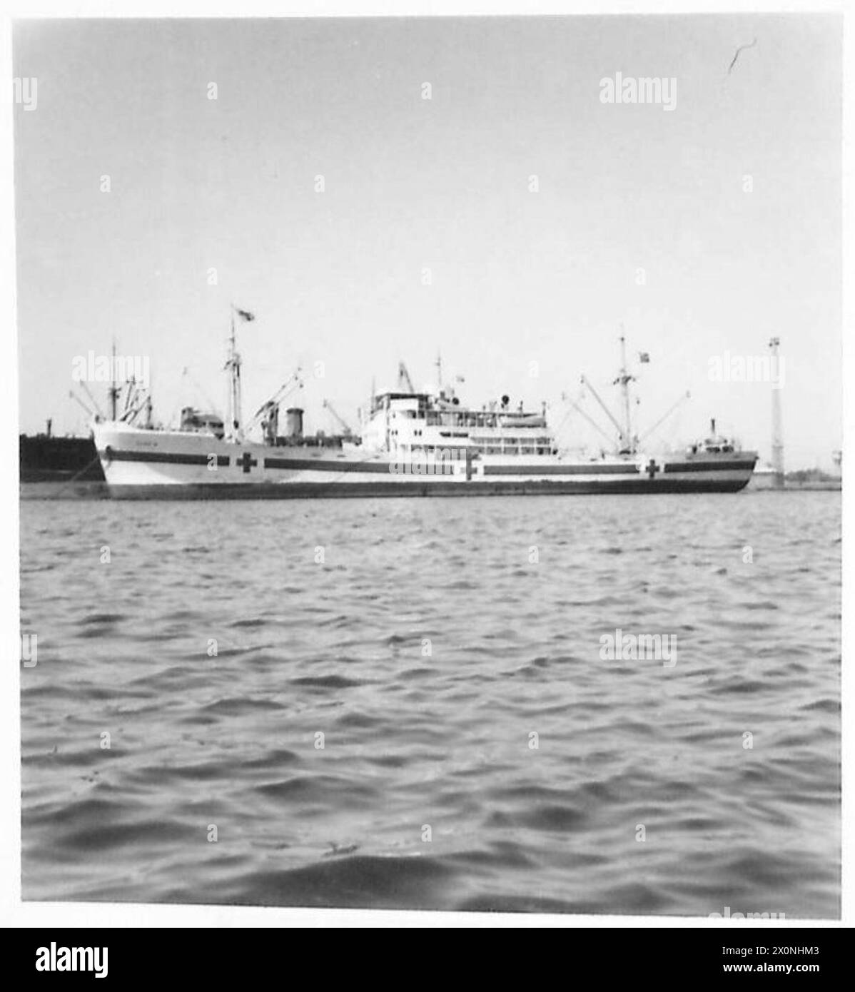 Photo négative montrant un navire-hôpital italien capturé arrivant dans un port du moyen-Orient pendant les opérations de l'armée britannique. Banque D'Images