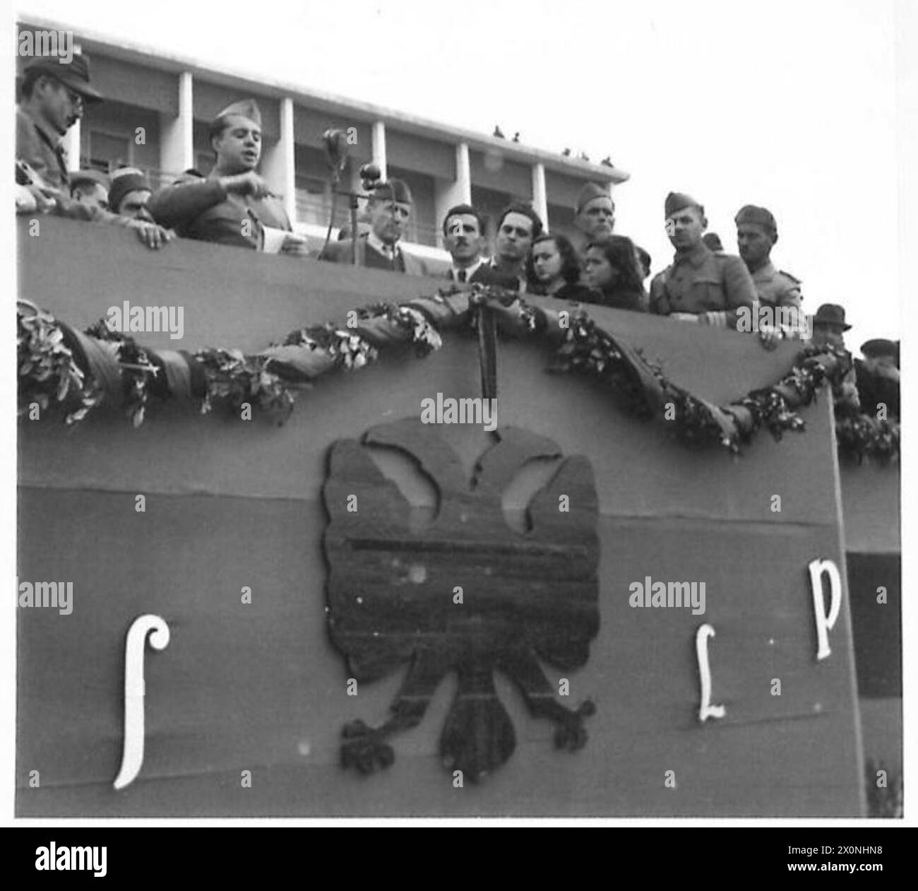 JOUR DE L'INDÉPENDANCE EN ALBANIE - Colonel-général Enver Hoxha, C-in-C A.N.L.A., s'adressant à la population. Négatif photographique, Armée britannique Banque D'Images
