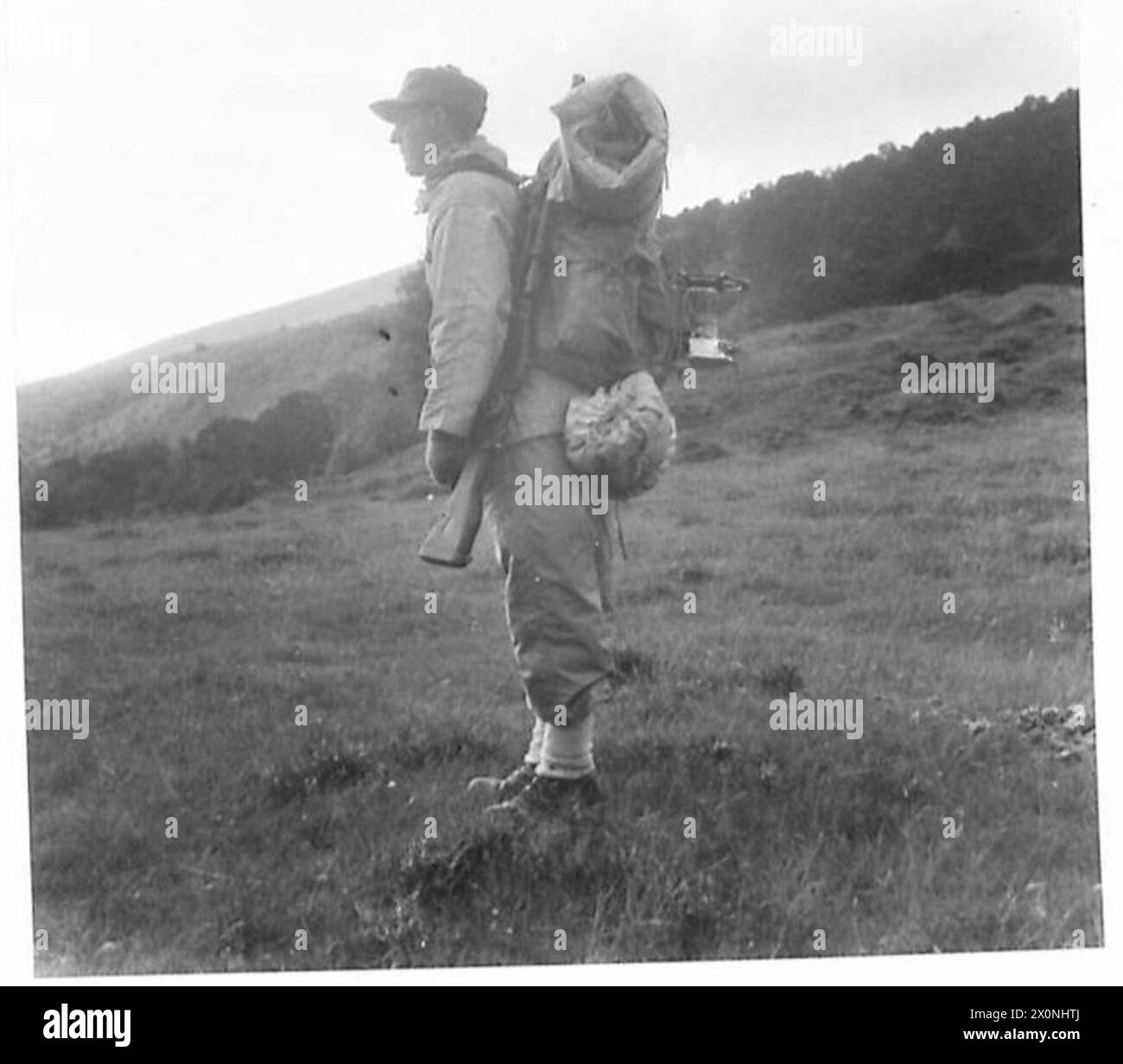 Un soldat de montagne en kit complet est montré lors d'un entraînement à la guerre de montagne et de neige, documenté dans un négatif photographique de l'armée britannique. Banque D'Images