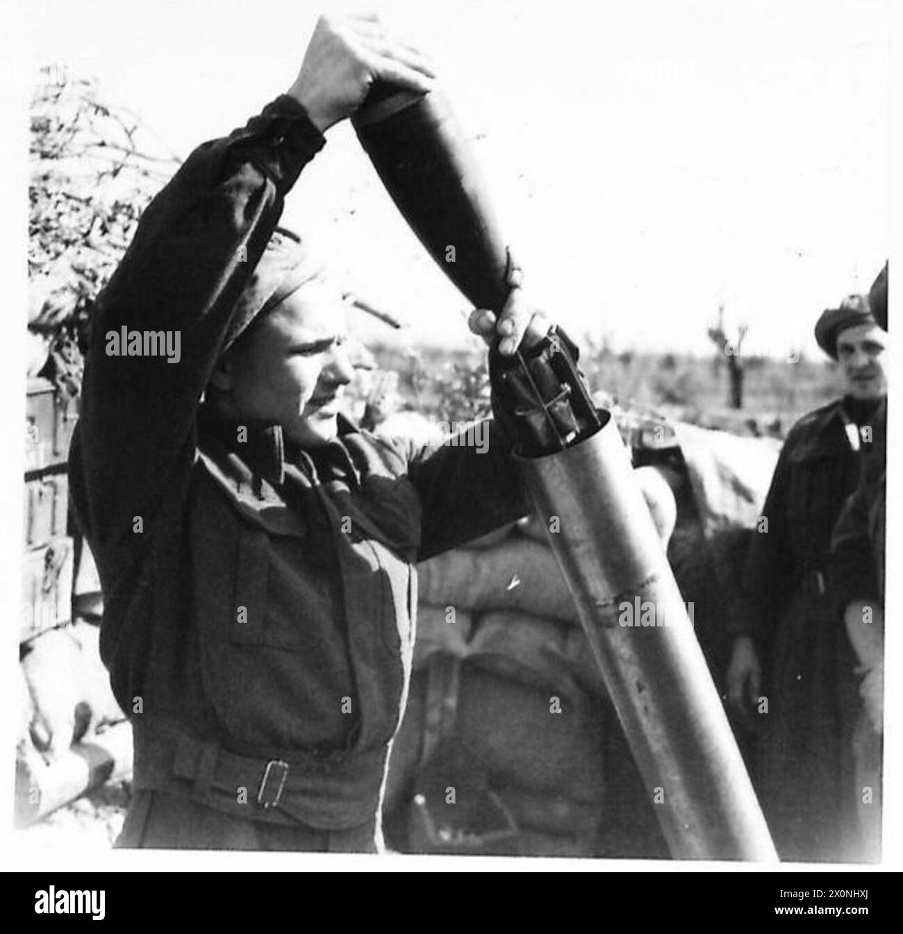 Le soldat Józef Pisarczyk de la 3e compagnie de mortier, 5e division Kresowa, 2e corps polonais, charge un mortier lourd de 4,2 pouces dans une fosse près de Castel Bolognese le 22 mars 1945. Banque D'Images