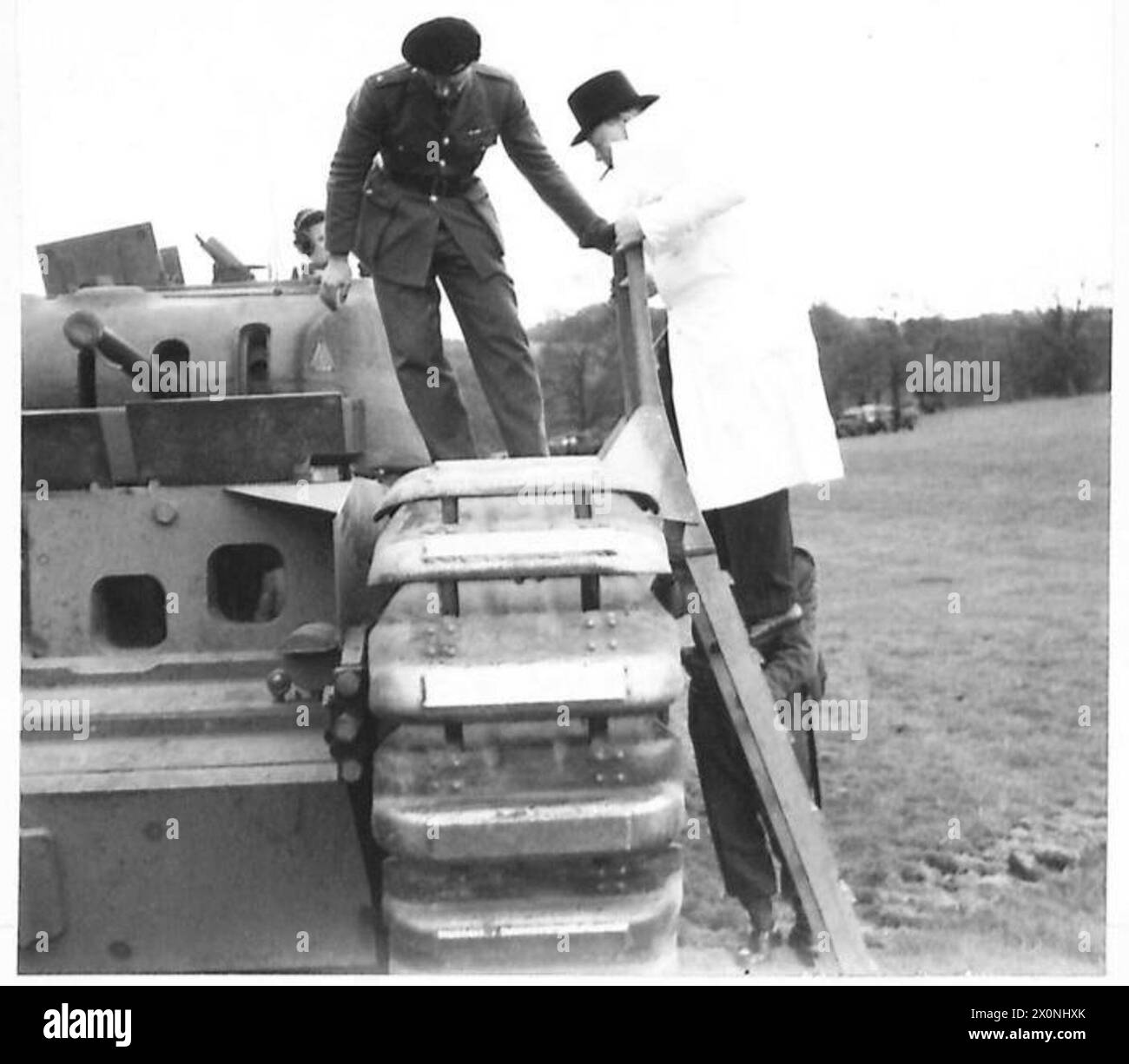 Le premier ministre Winston Churchill monte à bord d'un char portant son chapeau « John Bull » lors d'une démonstration des opérations blindées de l'armée britannique. Banque D'Images