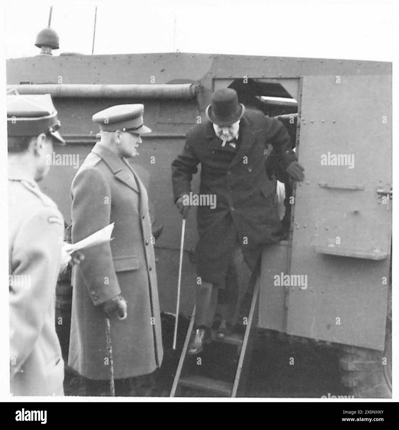 Winston Churchill laisse une voiture blindée sans fil nommée « Churchill » après inspection. Le général Andrew Thorne du Commandement écossais et probablement le lieutenant Adam Kułakowski, adjudant de Sikorski, l'accompagnent lors d'une démonstration de chars près de Frensham, Surrey avec des généraux polonais et français libre. Banque D'Images