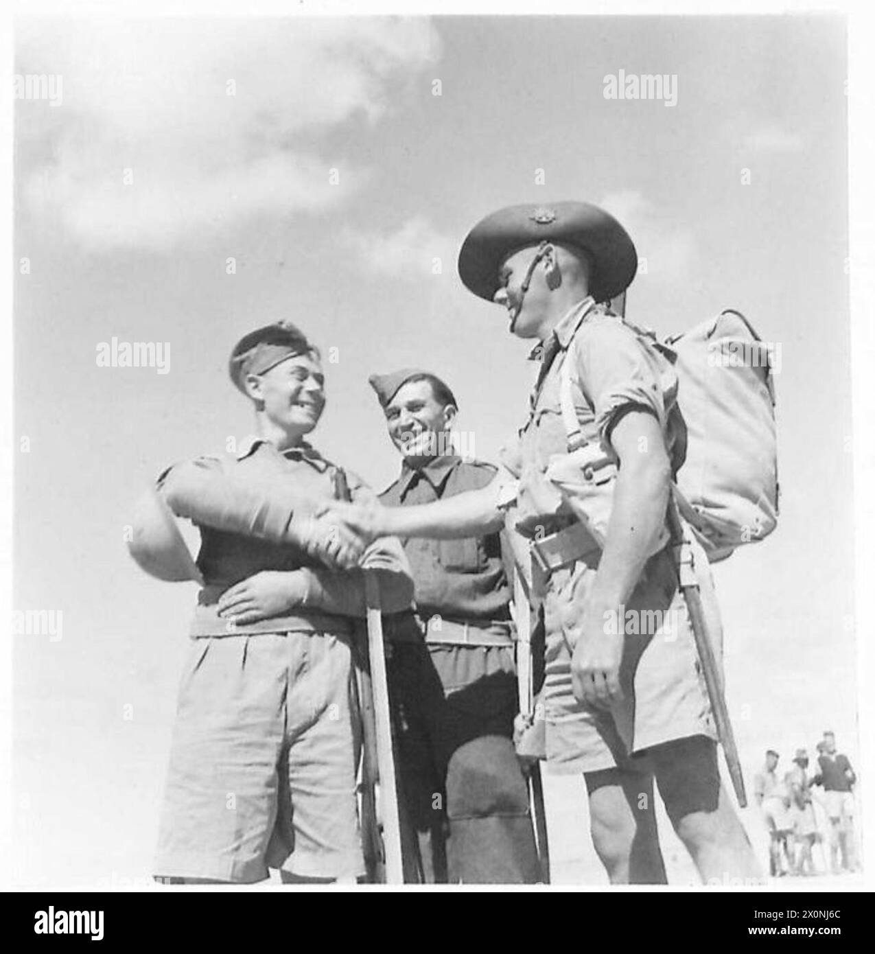 Un soldat australien fait ses adieux à un infanterie de la Brigade indépendante polonaise des carpates et à un soldat tchécoslovaque du 11e bataillon d'infanterie le 24 octobre 1941 pendant le siège de Tobrouk ; les trois armées étaient connues sous le nom de « rats de Tobrouk ». Banque D'Images Un soldat australien fait ses adieux à un infanterie de la Brigade indépendante polonaise des carpates et à un soldat tchécoslovaque du 11e bataillon d'infanterie le 24 octobre 1941 pendant le siège de Tobrouk ; les trois armées étaient connues sous le nom de « rats de Tobrouk ». Banque D'Images