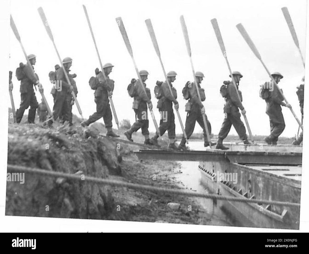 CONSTRUCTION DE BRIGDES ET TRAVERSÉE DE LA RIVIÈRE - Sappers, maintenant marins temporaires, montant à bord d'un radeau ponton pendant les opérations de construction de ponts. Négatif photographique, Armée britannique Banque D'Images