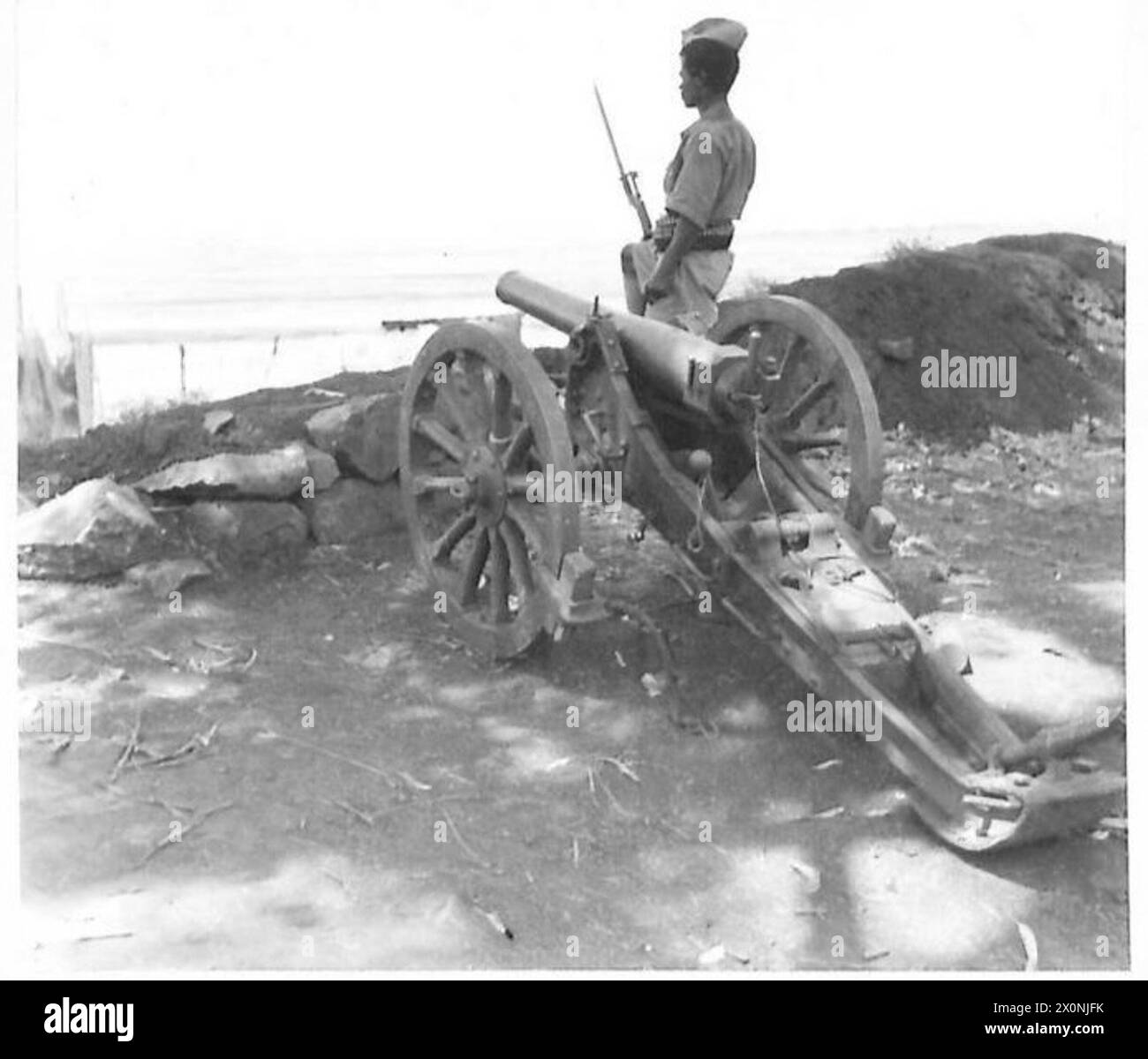Une sentinelle se tient en garde à l'intérieur du fort de Dambacha après sa capture par les patriotes impériaux et les troupes soudanaises, maintenant la sécurité du site. Banque D'Images