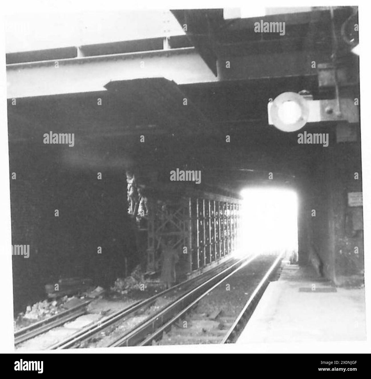 Les bombes ennemies endommagent les ponts de Londres. Négatif photographique, armée britannique. Banque D'Images