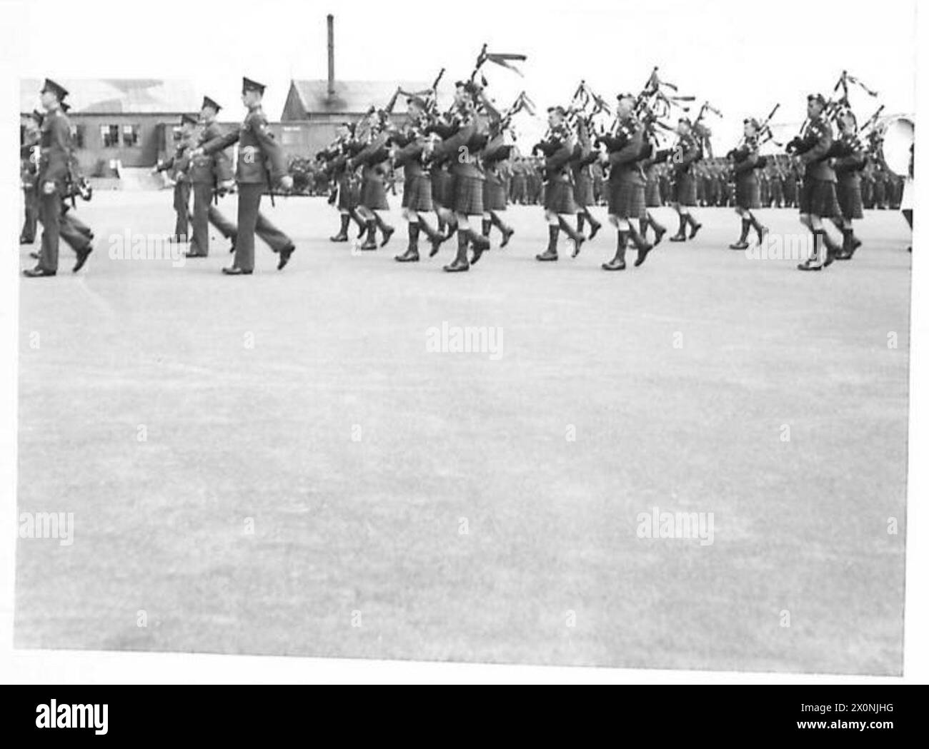 Le Pipe Band of the Scots Guards effectue un défilé pendant les exercices d'entraînement. Négatif photographique, armée britannique. Banque D'Images