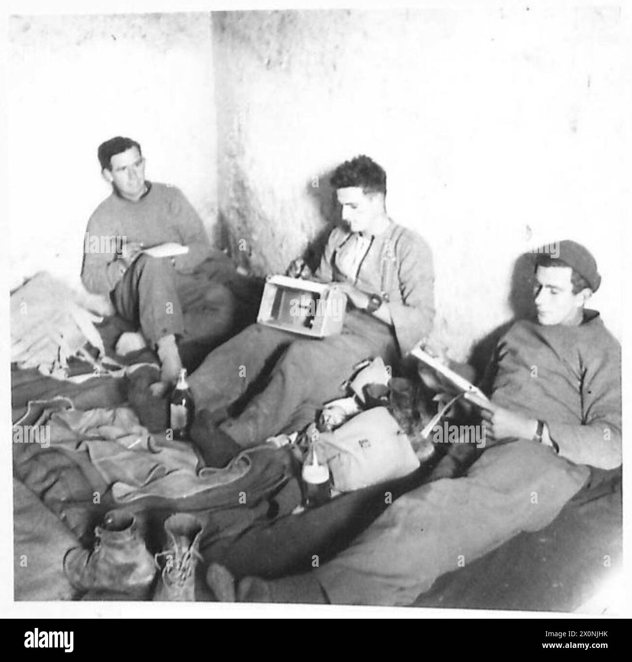 Les soldats néo-zélandais de la 6e brigade d'infanterie à Cassino prennent un court repos pour rattraper leur correspondance. Banque D'Images