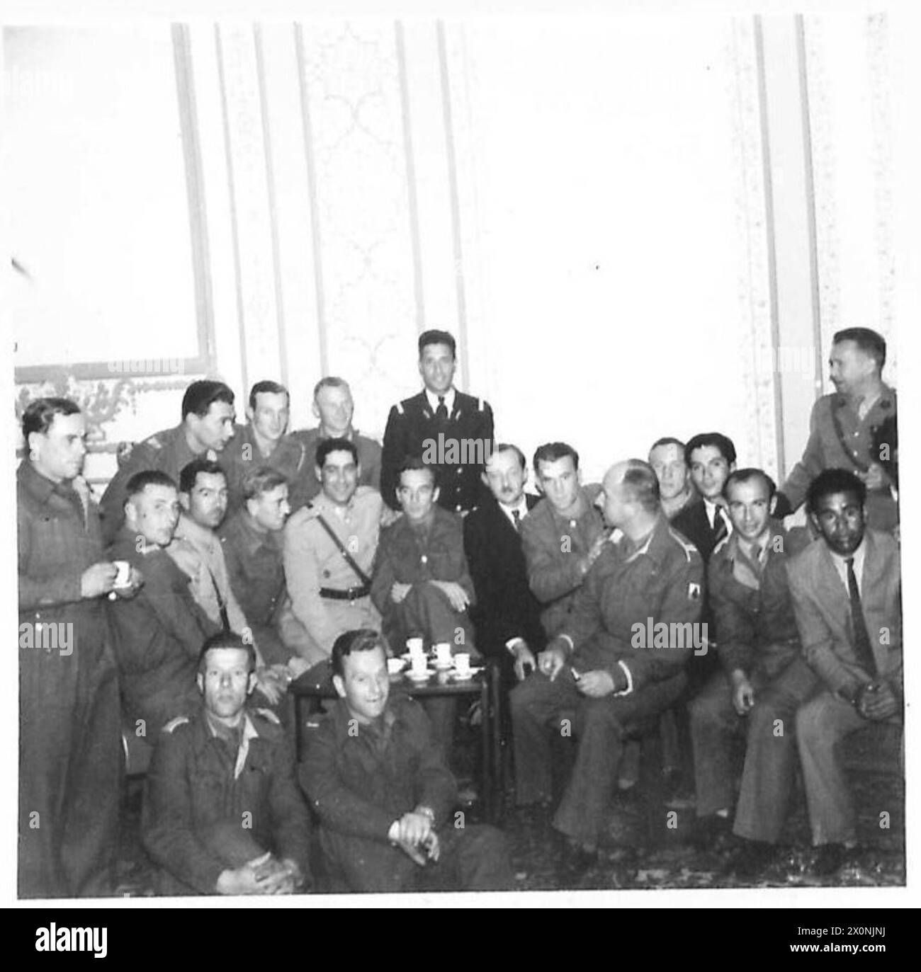 Des membres de l'équipe de football de l'armée polonaise, y compris des soldats de la 3e Carpates Rifles et de la 7e division d'infanterie, posent pour une photo de groupe après un match contre une équipe persane en Iran, attirant de grandes foules. Score final 3-1 pour les Polonais. Banque D'Images