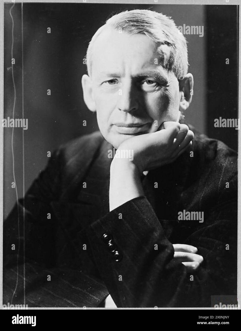 Sir George Thomson FRS, conseiller scientifique du ministère de l'Air, photographié en 1944 dans le cadre de ses fonctions consultatives. Banque D'Images