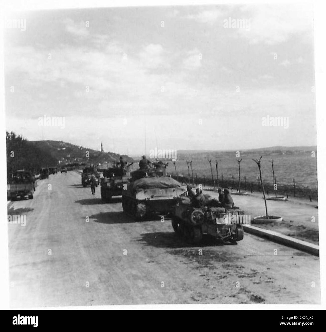 Les véhicules blindés de la division néo-zélandaise avancent dans Trieste lors des opérations de la 8e armée. Banque D'Images