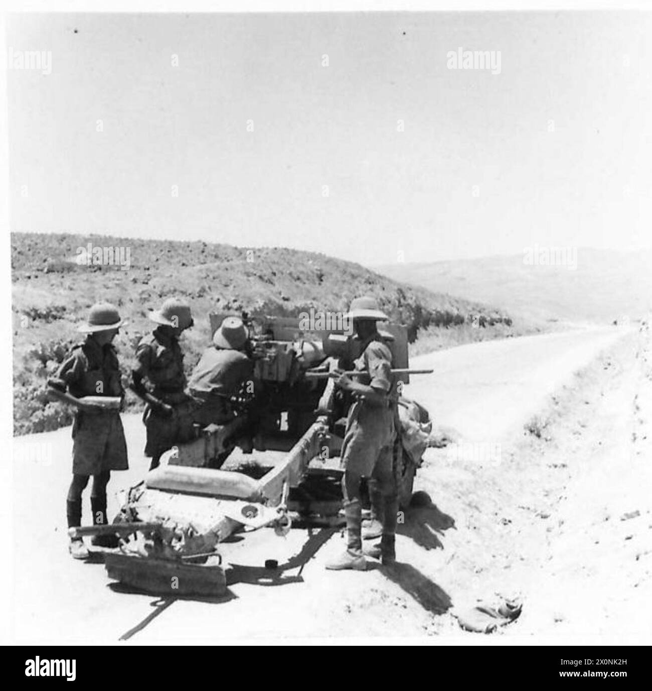 PHOTOS PRISES SUR LE FRONT DE DAMAS - artillerie en action sur la route Damas-Beyrouth. Le canon est utilisé comme canon antichar. Négatif photographique, Armée britannique Banque D'Images