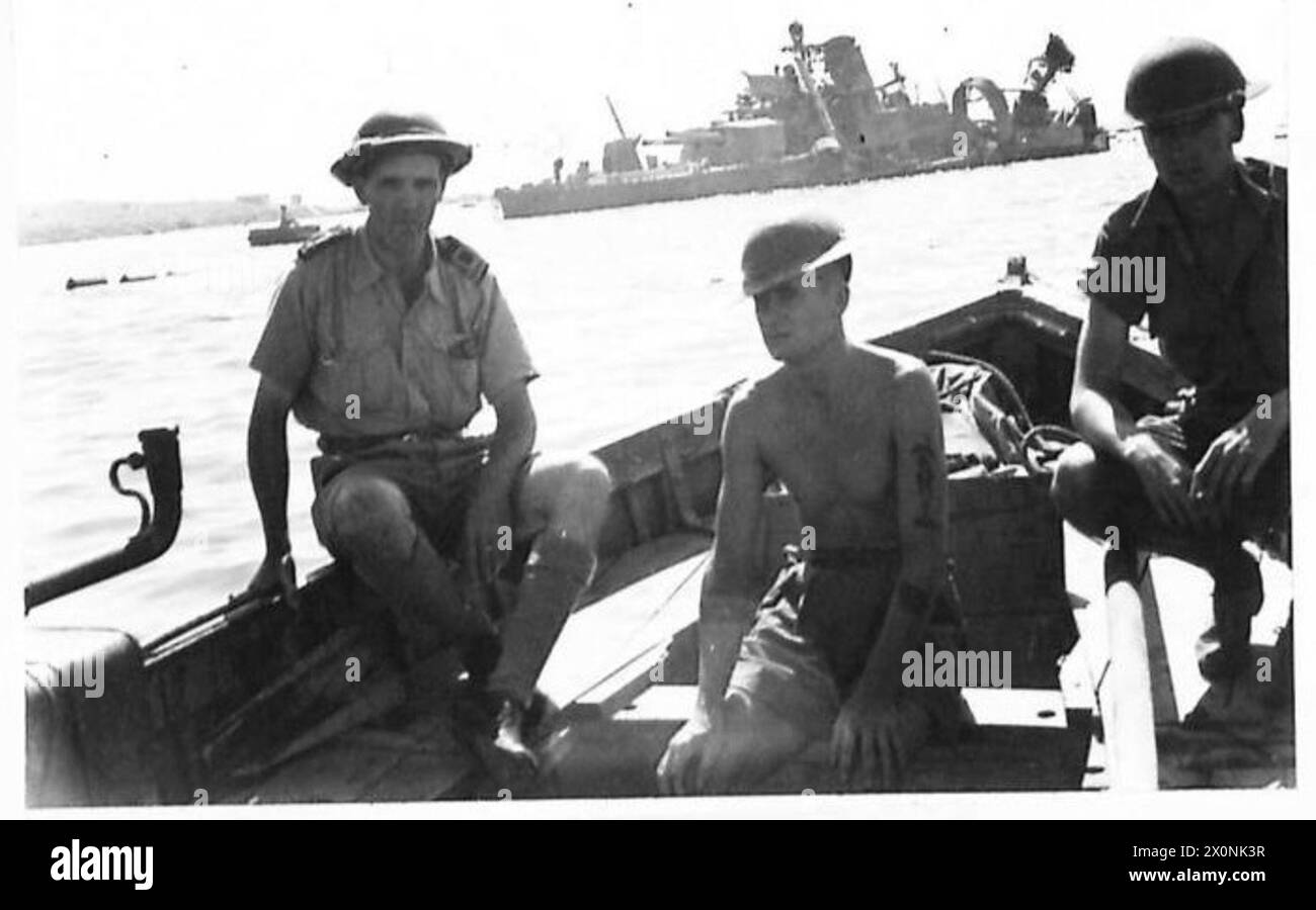 Le croiseur italien coulé « San Georgio » est visible dans le port de Tobrouk après la retraite italienne. Négatif photographique, armée britannique. Banque D'Images