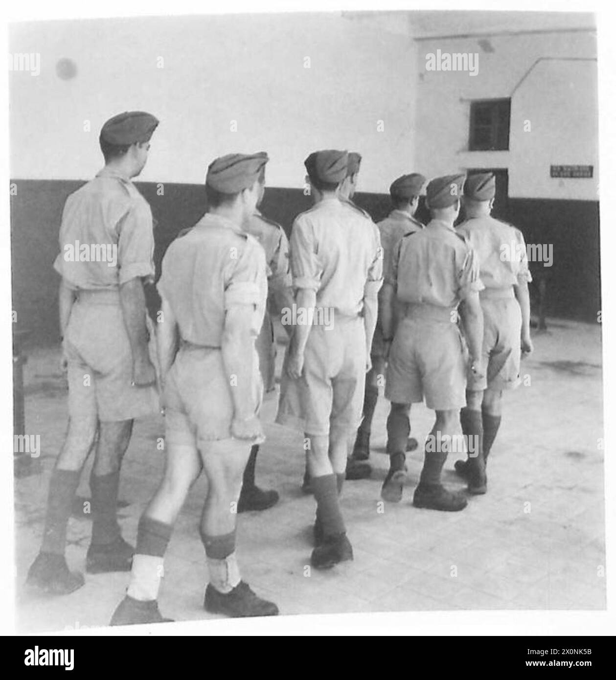 MALTAIS EN AFRIQUE DU NORD S'ENRÔLENT AVEC DES ALLIÉS - premiers stades de l'exercice à pied négatif photographique , armée britannique Banque D'Images