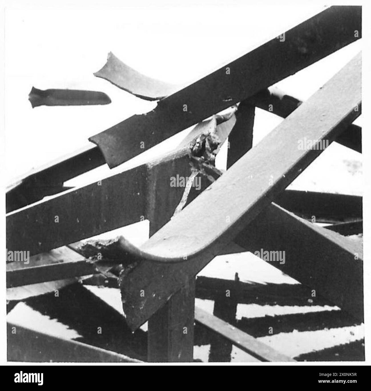 Une vue de face documente la structure impliquée dans une mission spéciale par la 79e Division blindée. Le négatif photographique enregistre la configuration. Banque D'Images