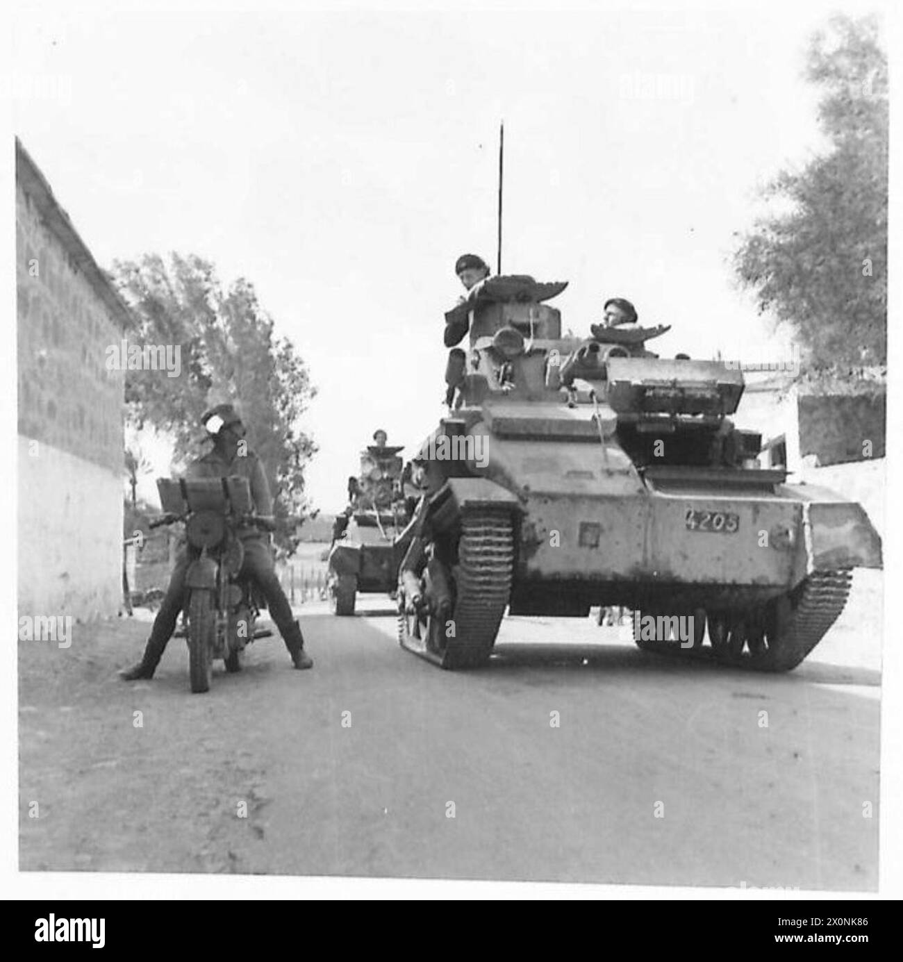 Des chars légers d'un régiment de cavalerie australien sont vus sur la route de l'île de Chypre. Négatif photographique, armée britannique. Banque D'Images