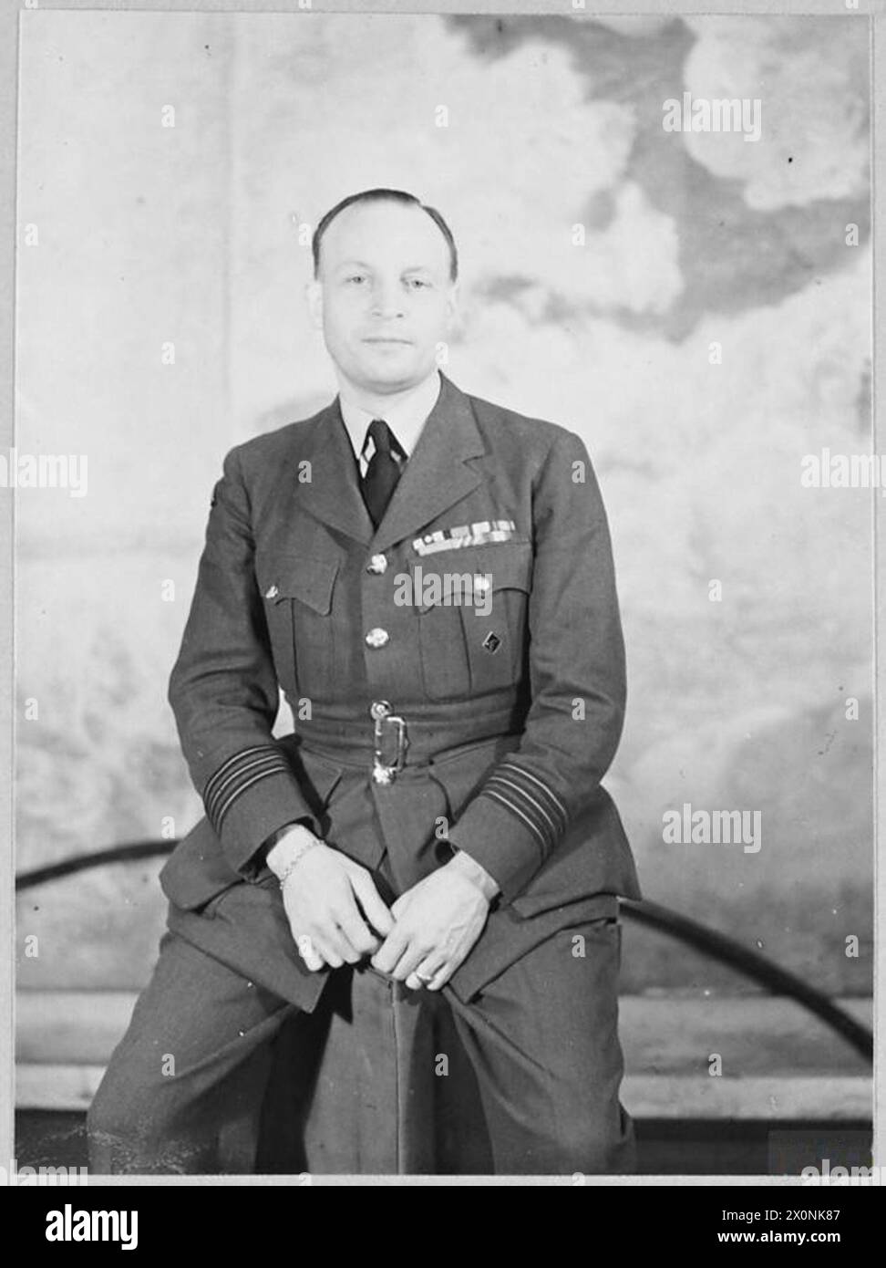 Le commandant de l'aile Forest Frederick Edward Yeo-Thomas, décoré de la George Cross, de la Military Cross et de la Croix de Guerre, est documenté dans un négatif photographique officiel, représentant le personnel décoré de la RAF. Banque D'Images