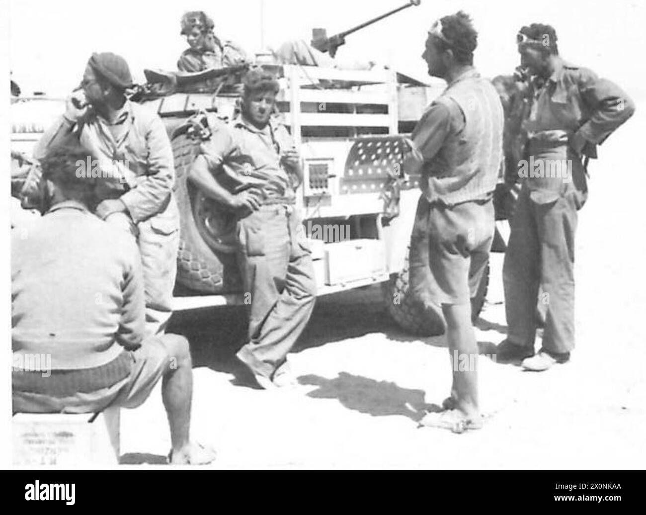 Les soldats en patrouille en Afrique du Nord écoutent les nouvelles du monde en utilisant un sans-fil intégré dans un camion militaire. L'équipement fait partie de l'établissement du parti, tenant les hommes informés des événements à Londres pendant leur service. Banque D'Images