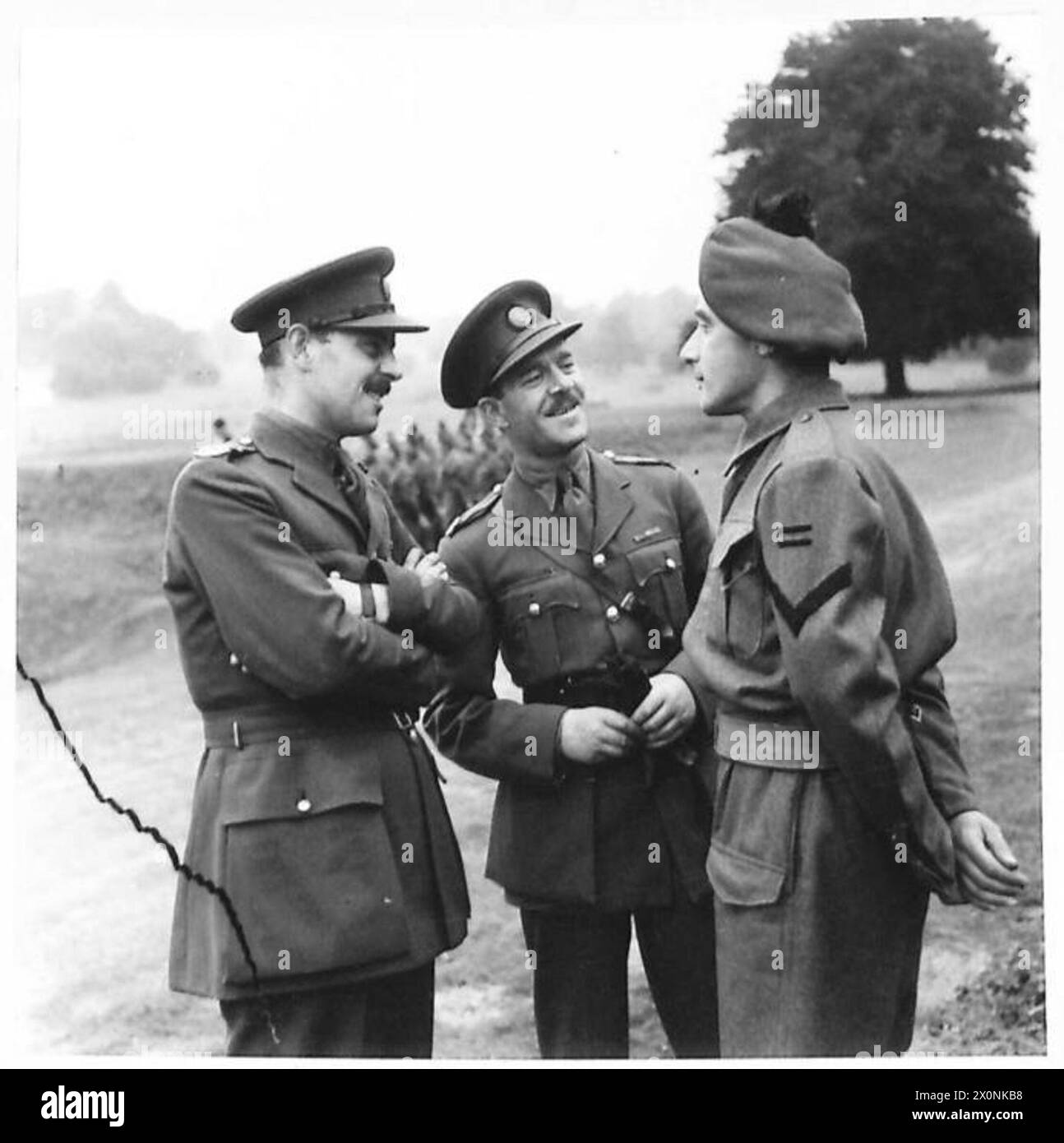 Deux correspondants de guerre, Mr. L. Woolf et E. Gillin, discutent avec l/Cpl. Rosindell des London Irish Rifles, aux côtés du King. Banque D'Images Deux correspondants de guerre, Mr. L. Woolf et E. Gillin, discutent avec l/Cpl. Rosindell des London Irish Rifles, aux côtés du King. Banque D'Images