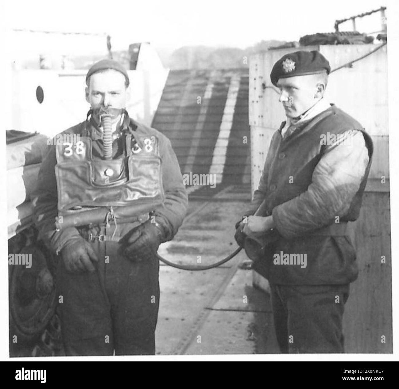 CHARS AMPHIBIES - chauffeur Barrett, Canadian Armoured Corp of Ontario, dont le D.S.E.A. est installé par un instructeur avant de conduire son char dans la mer. Négatif photographique, Armée britannique Banque D'Images