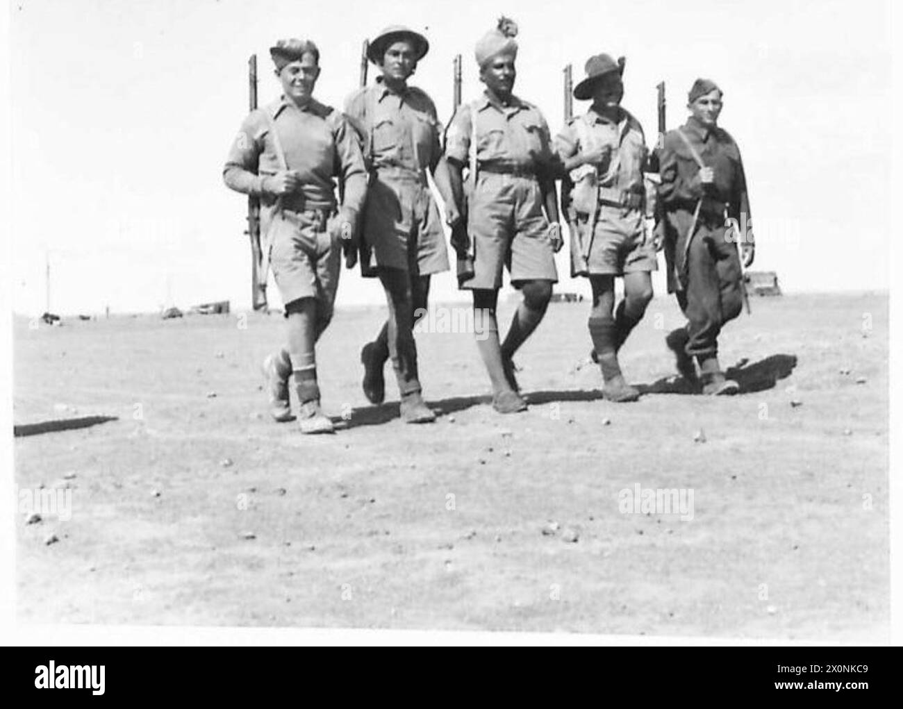 Des soldats polonais, britanniques, indiens, australiens et tchèques se tiennent ensemble à Tobrouk pendant le siège de 1941, y compris des membres de la Brigade indépendante des Carpates et du 11e bataillon d'infanterie tchécoslovaque. Banque D'Images
