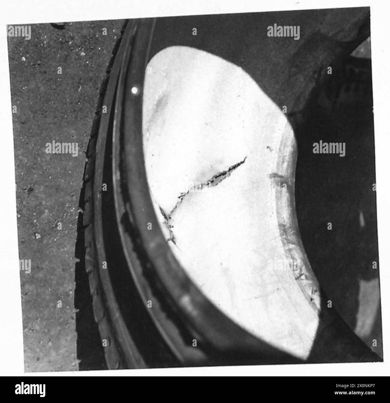 Une explosion de commotion cérébrale se produit pendant une affectation spéciale pour M.E.6.D., illustrant les effets des munitions explosives. Négatif photographique, armée britannique. Banque D'Images