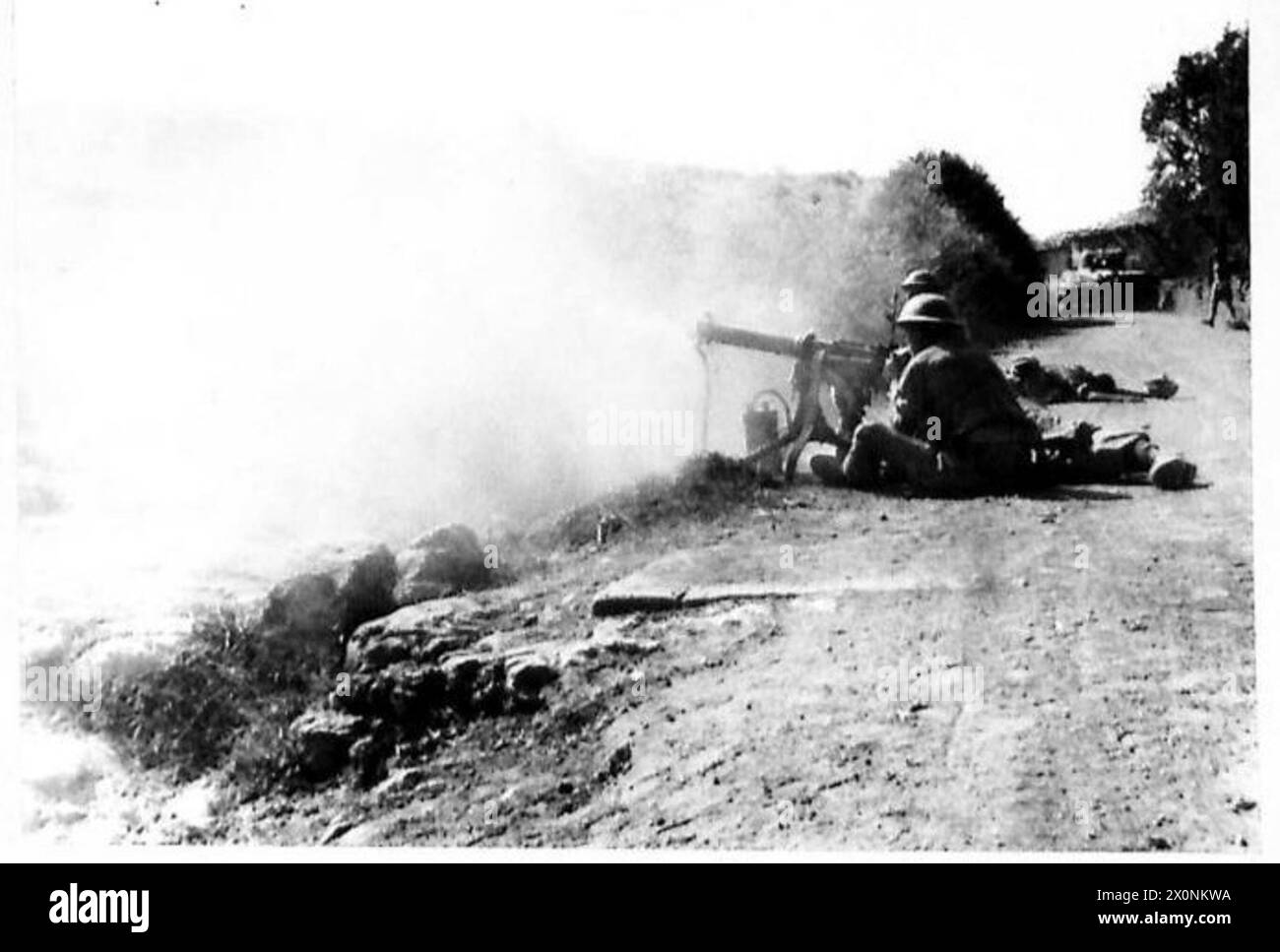 INVASION DE LA SICILE AVEC LE RÉGIMENT MIDDLESEX - PTES.JAS. Crowhurst et Edwards Dickson avec leur mitrailleuse en action à Francofoiyte, où ils résistent contre les parachutistes pendant trois heures. Négatif photographique, Armée britannique Banque D'Images