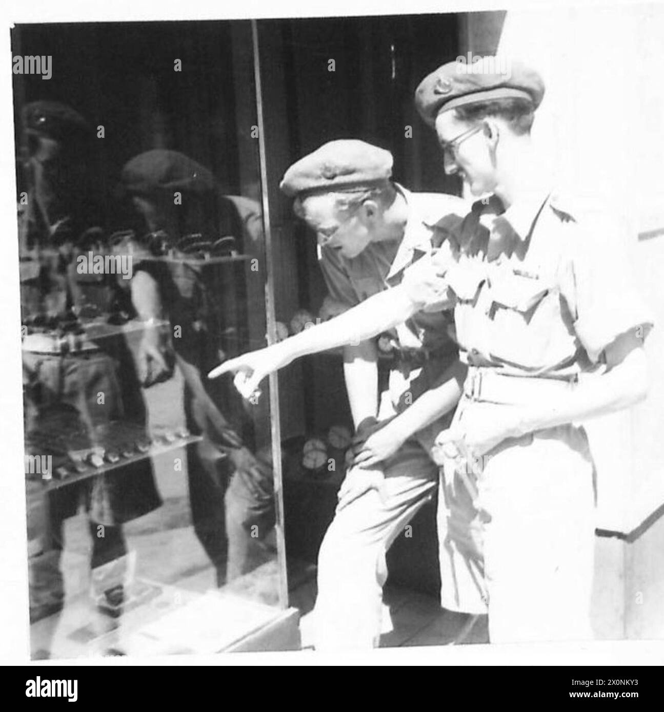 Private Hall aide Driver Broddel à choisir une montre dans une vitrine à Trieste. Banque D'Images