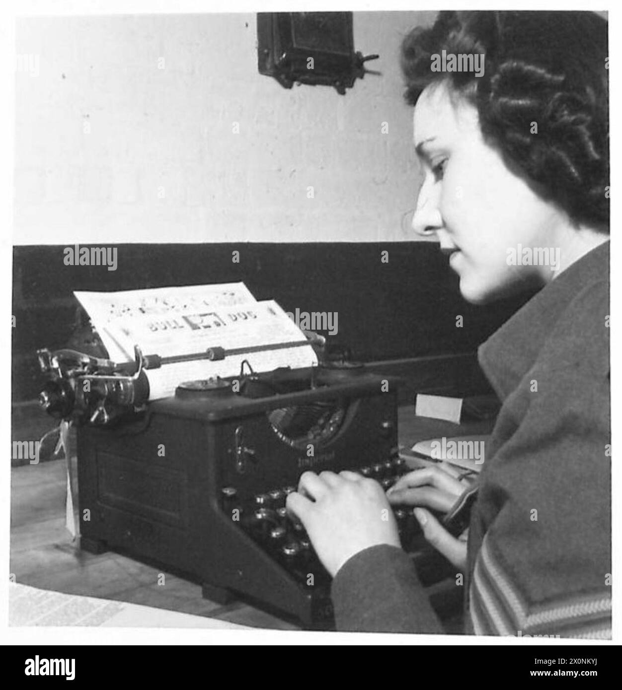 Le sergent Green de l'ATS tapant la copie finale pour l'envoi à l'unité d'impression de l'armée pendant l'exercice Spartiate. Négatif photographique, armée britannique. Banque D'Images