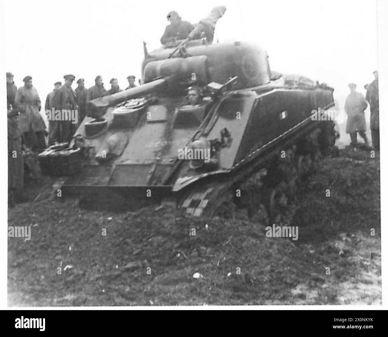 ITALIE : CINQUIÈME ARMÉE - Un char Sherman de la 23e Brigade blindée donnant une démonstration aux officiers et sous-officiers de la Brigade le char est vu opérant sur terrain meuble. Négatif photographique, Armée britannique Banque D'Images