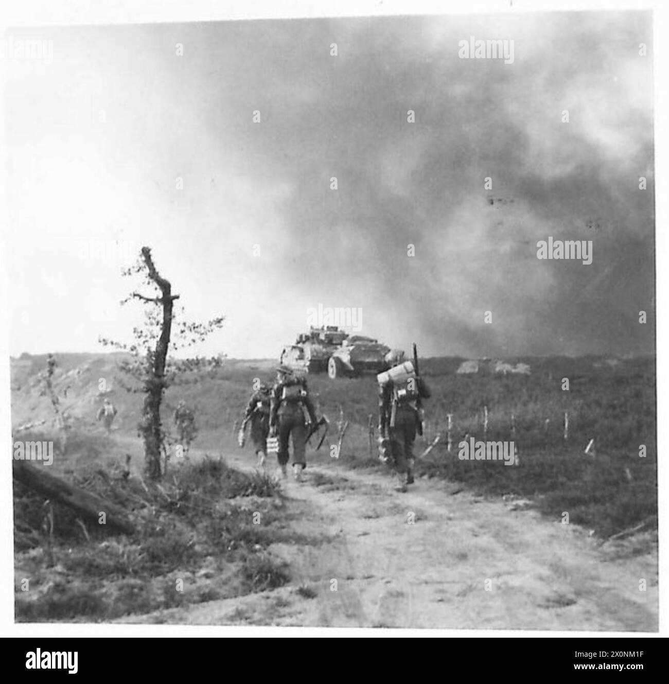 HUITIÈME ARMÉE : PRISE D'ASSAUT DE LA RIVIÈRE SENIO - les fantassins montent dans l'écran de fumée au-dessus de la rive du fleuve Senio. Négatif photographique, Armée britannique Banque D'Images