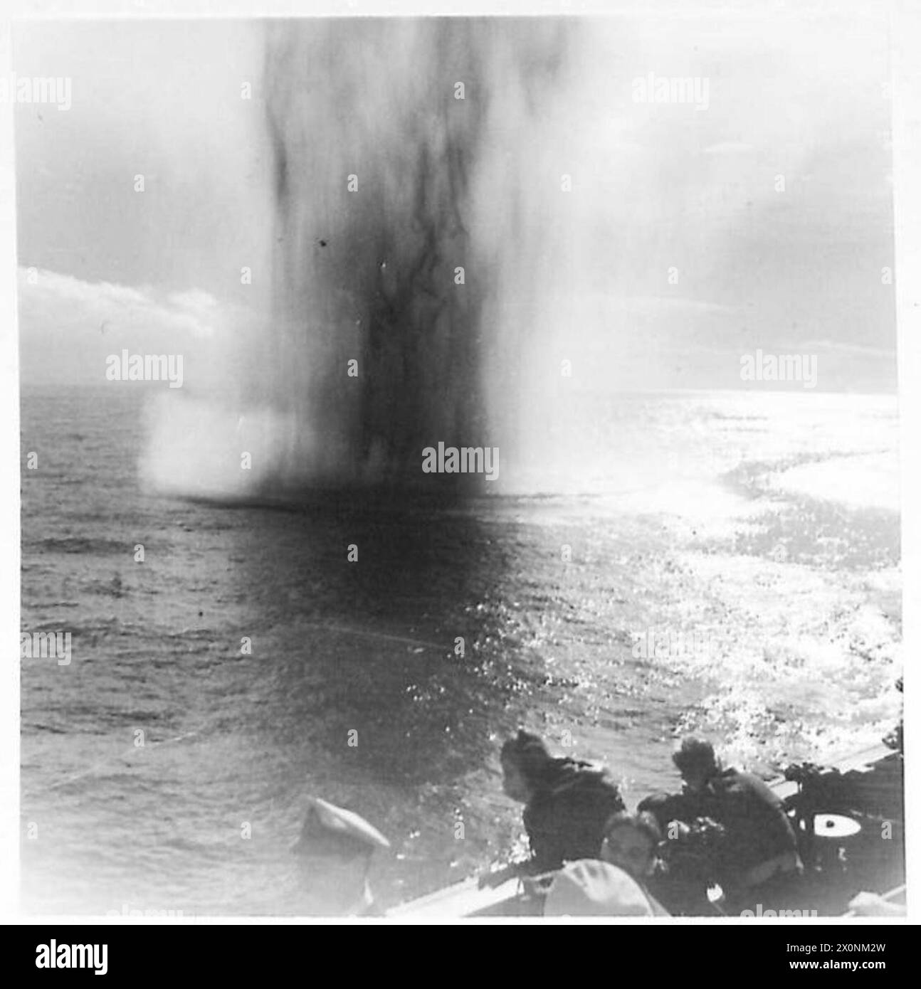 Les troupes britanniques rentrent en Grèce, repérant une mine flottante qui a été ciblée par des canons du HMS Ajax. Négatif photographique. Banque D'Images