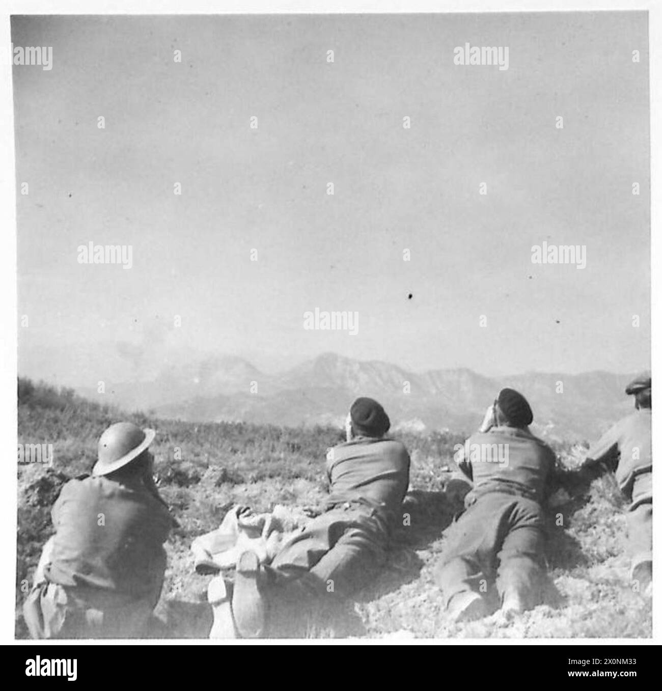 LES ATTAQUES DE LA CINQUIÈME ARMÉE - les hommes de la 6ème division blindée sud-africaine regardent le bombardement de Monte Sole. Négatif photographique, Armée britannique Banque D'Images