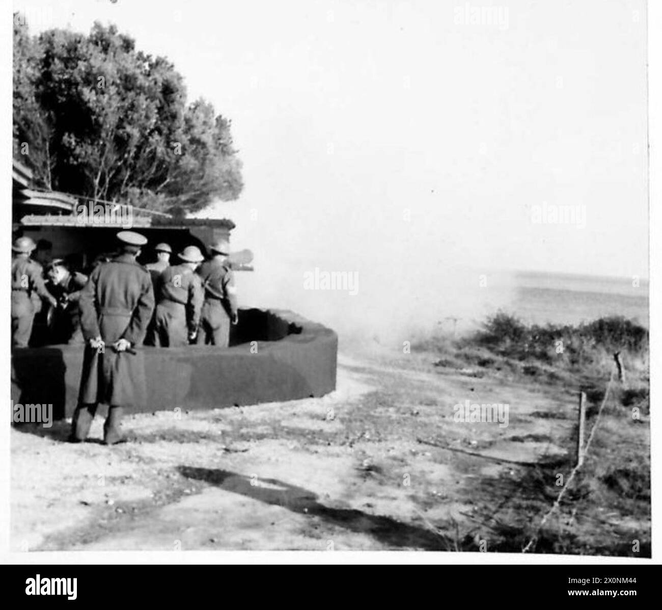 Un canon d'artillerie de 6 pouces tire sur une cible remorquée pendant les opérations de l'armée britannique. Banque D'Images