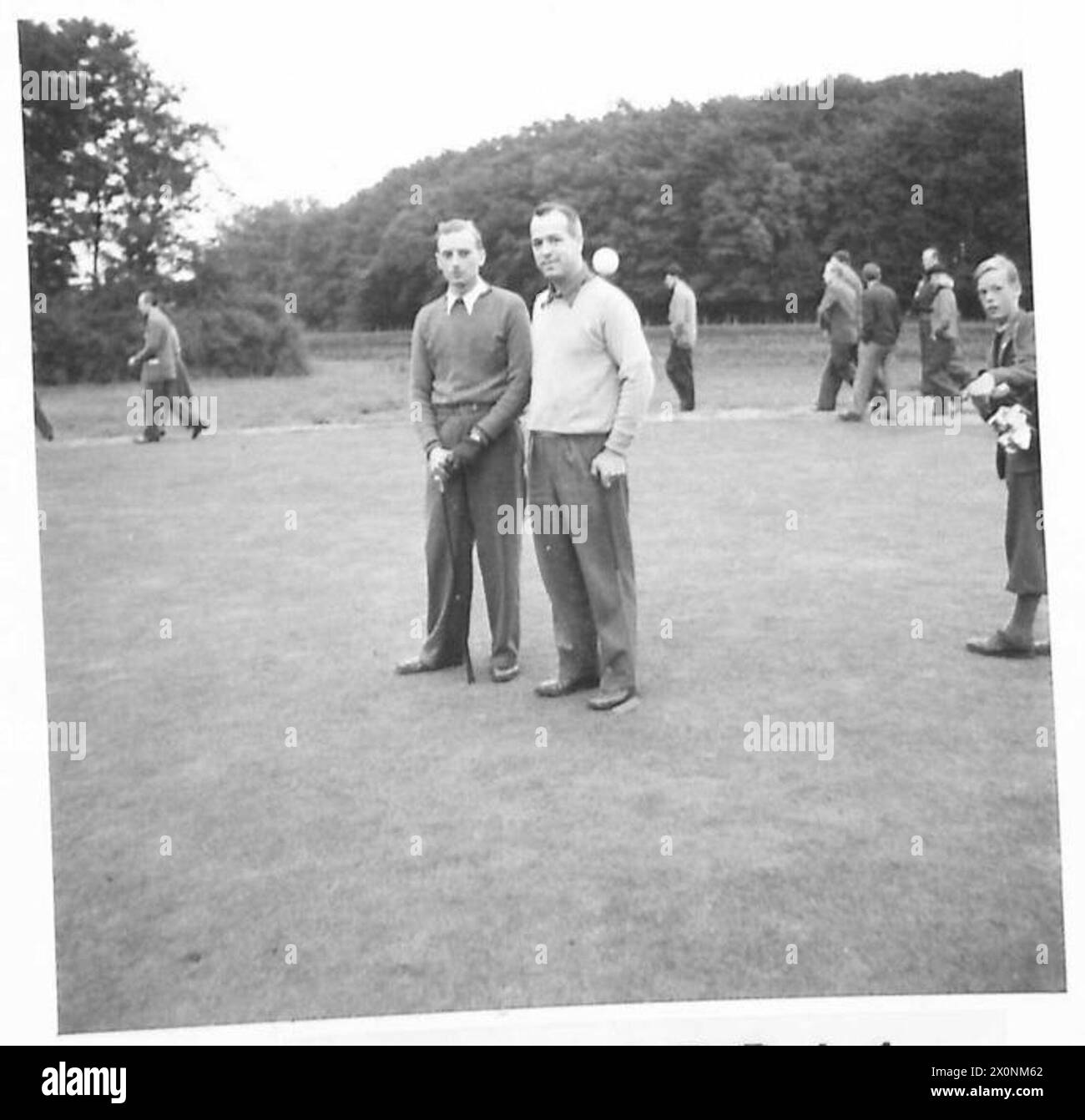Négatif photographique montrant les finalistes d'un tournoi de golf anglo-danois, le lieutenant Bullock et le major Beeckh, sur le dernier green de l'armée britannique du Rhin. Banque D'Images