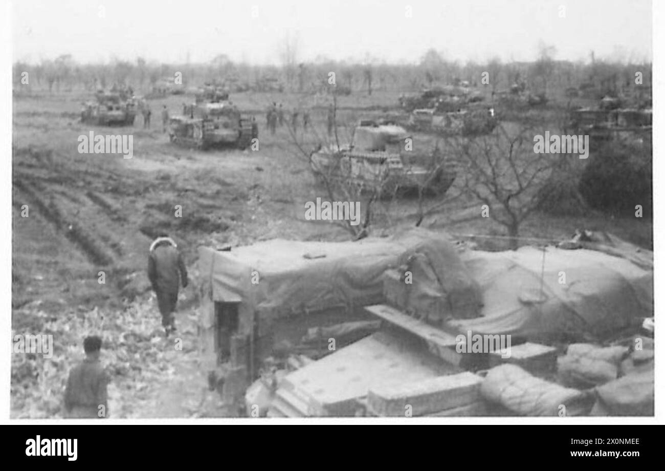 HUITIÈME ARMÉE : DIVERS - vue générale des hommes et des chars du 51e Royal Tank Regiment en attente de traverser la rivière Cosina. Négatif photographique, Armée britannique Banque D'Images