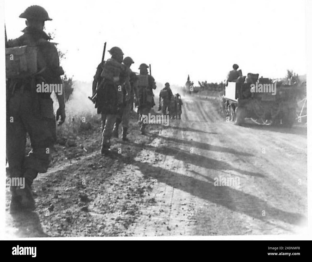 L'infanterie néo-zélandaise avance dans la soirée lors de la prise d'Arezzo par la 8e armée. Banque D'Images